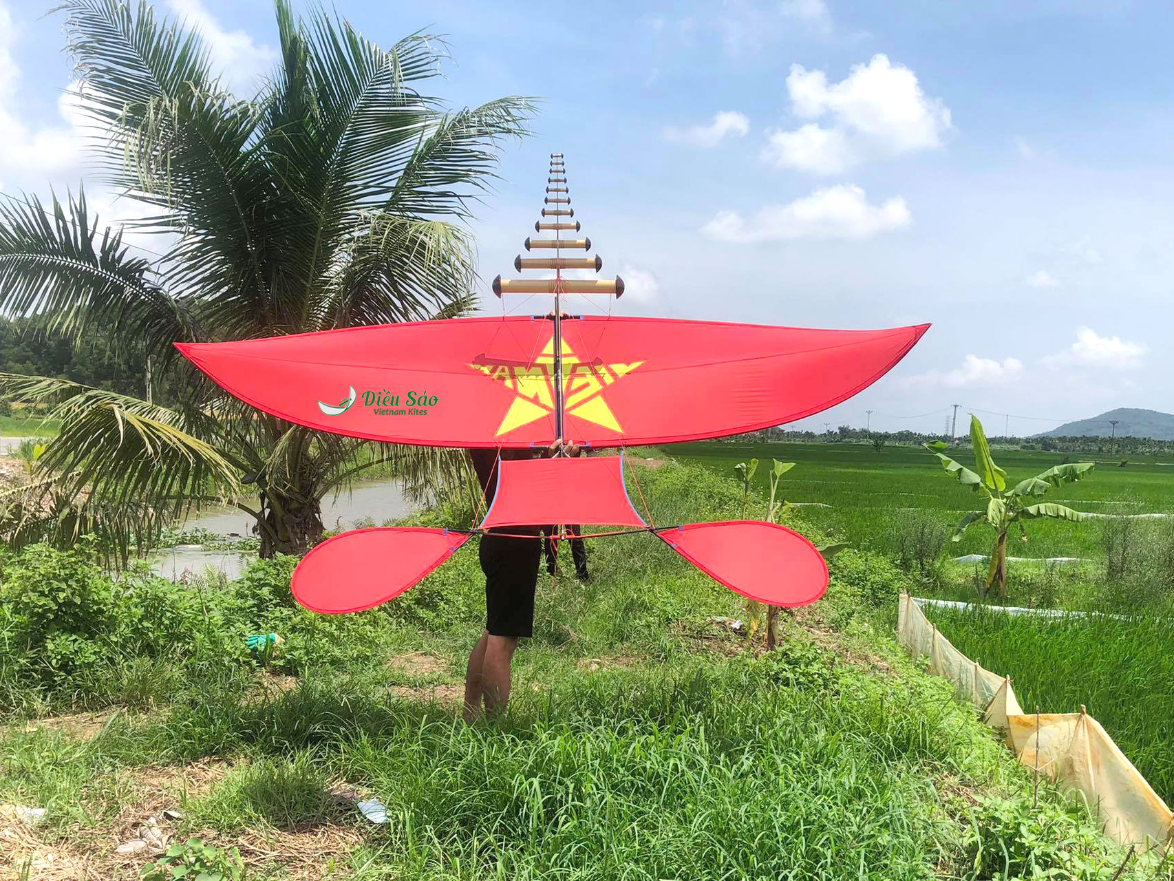 Nếu bạn đang tìm kiếm một trò chơi giải trí thú vị cho cả gia đình, Vietnam Kites chắc chắn là lựa chọn hoàn hảo. Hãy cùng nhau tham gia và chiêm ngưỡng những chú diều sáo đầy màu sắc thổi bay trên trời xanh nước biển. Đây chắc chắn sẽ là một trải nghiệm đáng nhớ cho mọi người.