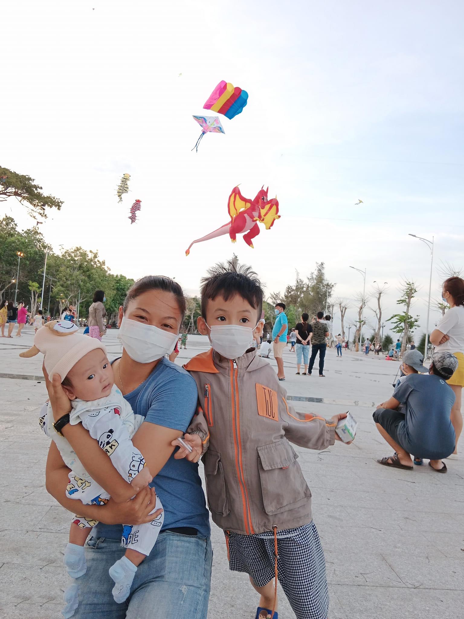 Người dân chụp ảnh với diều ở Quận Ninh Kiều